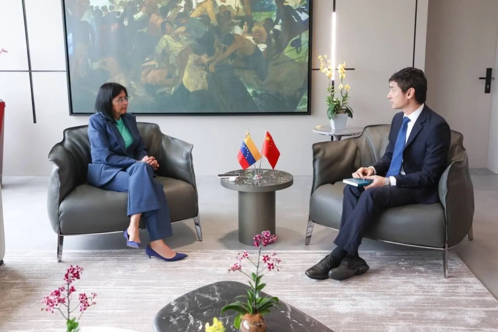 La presidenta interina venezolana, Delcy Rodríguez, se reunió con el embajador chino, Lu Han, menos de una semana después de la intervención estadounidense. Imagen vía la embajada de China en Venezuela.