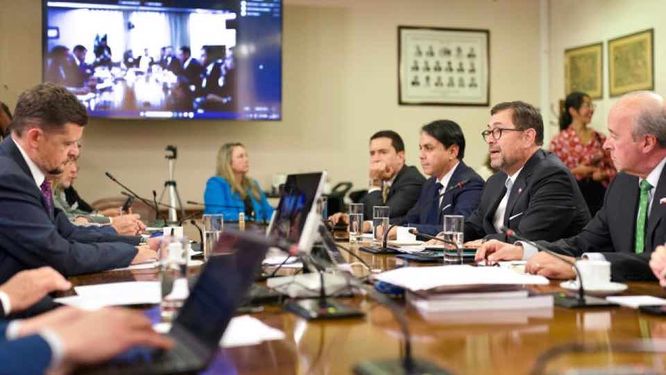 Canciller de Chile dice que cable con China sigue en análisis, gobierno busca cerrar “brecha” de seguridad con estándares OCDE