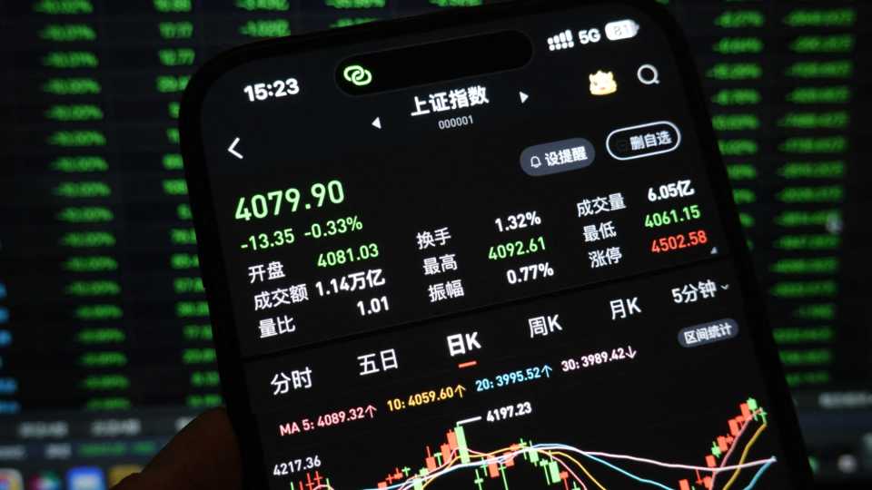 Las acciones chinas suben levemente gracias a los datos de beneficios industriales y el optimismo tecnológico
