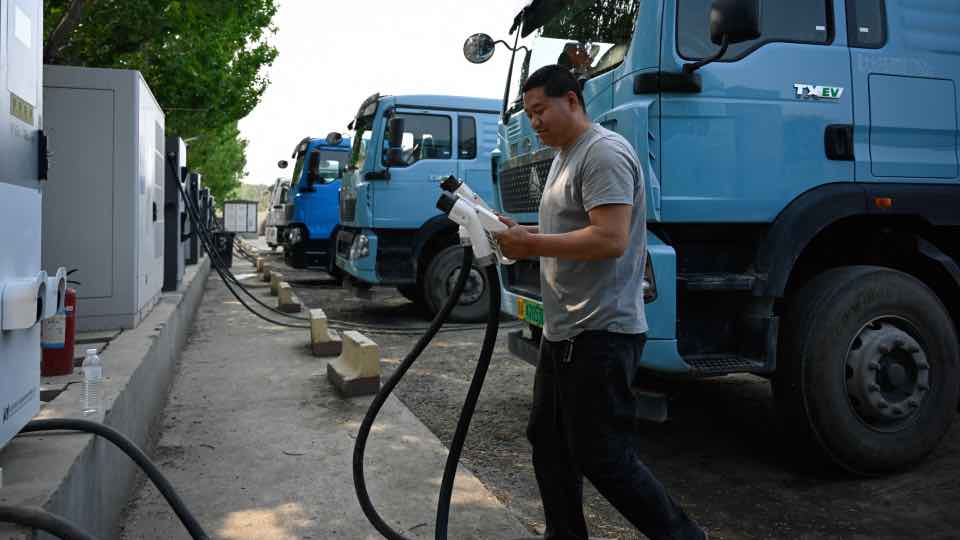 Los camiones eléctricos, más baratos y limpios, transforman la logística de China