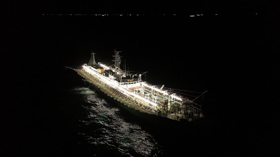 La flota pesquera de China genera preocupación frente a la costa de Argentina