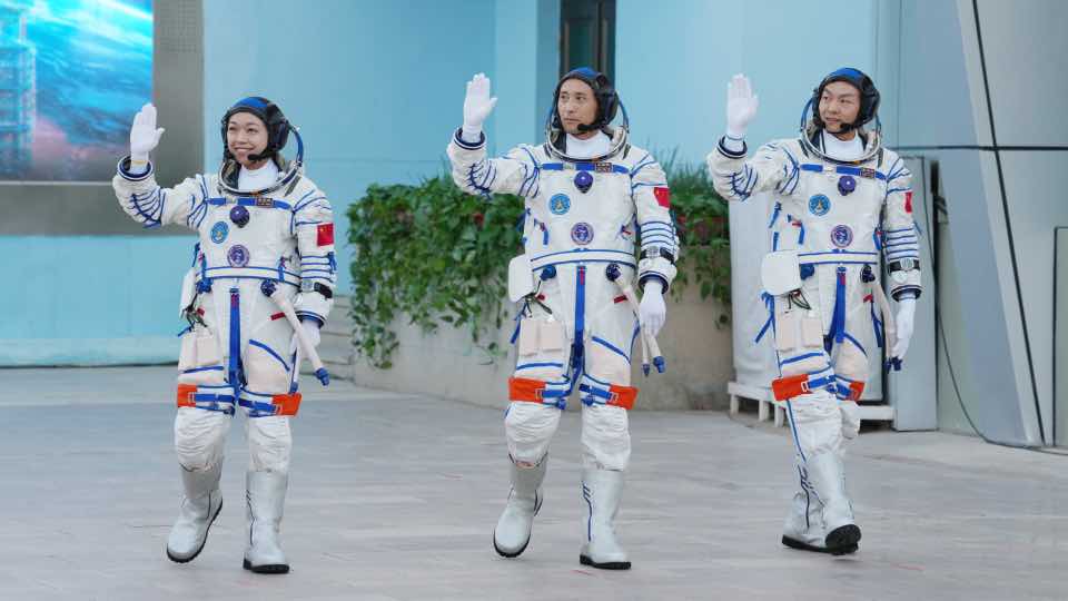 China envía un astronauta al espacio para un año en su camino a la Luna
