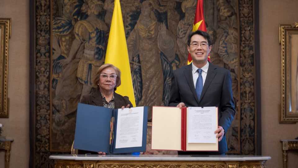 Colombia y China acuerdan estudios para masivo proyecto de energía solar rural