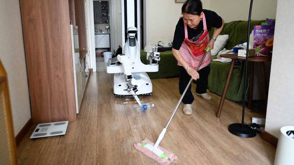 Robots de limpieza salen del laboratorio y se ponen manos a la obra en los salones chinos