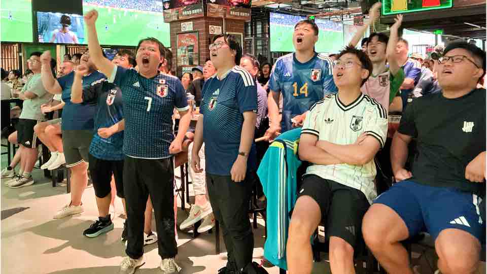 Los fanáticos en China dejan a un lado la política para apoyar a Japón en el Mundial