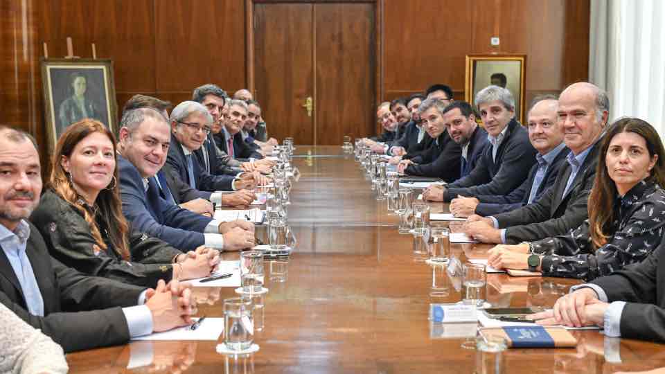 Empresas chinas ven potencial de inversión en nuevo régimen “Súper RIGI” de Argentina, dice ministro Caputo