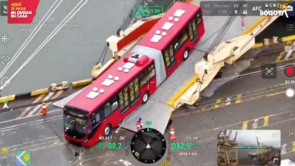 Bogotá recibe primer autobús articulado eléctrico chino para renovación de TransMilenio