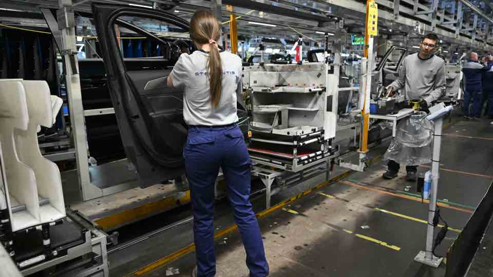 El fabricante de autos Stellantis vuelve a tener beneficios en el segundo trimestre