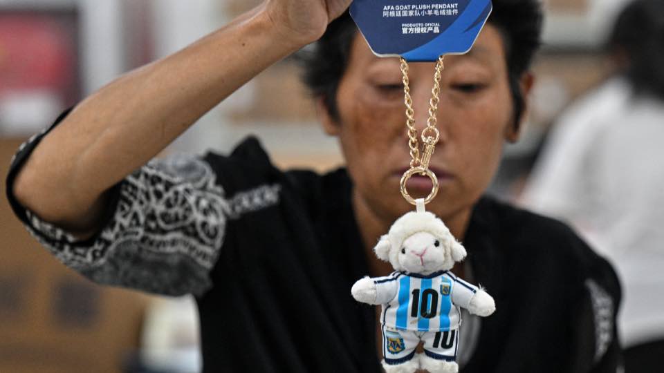 Peluches de Messi como “GOAT”, un éxito entre los apasionados del fútbol en China