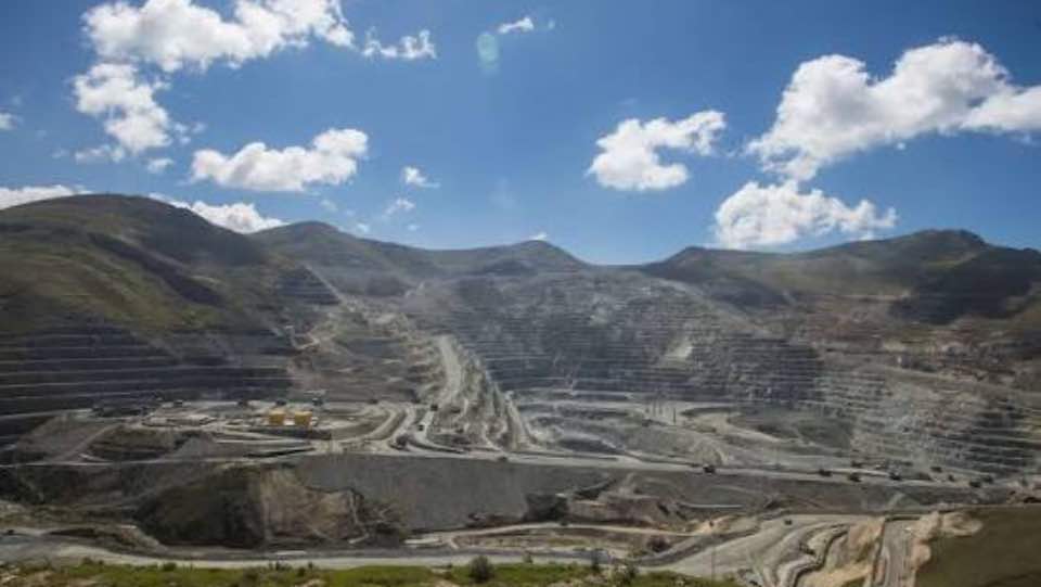 El cobre alcanza su máximo en tres semanas ante la escasez en China y temores de suministro por los ataques en Oriente Medio 