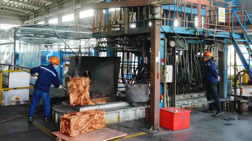 La producción de cobre de China caerá en agosto ante la aguda escasez de materias primas, según Antaike