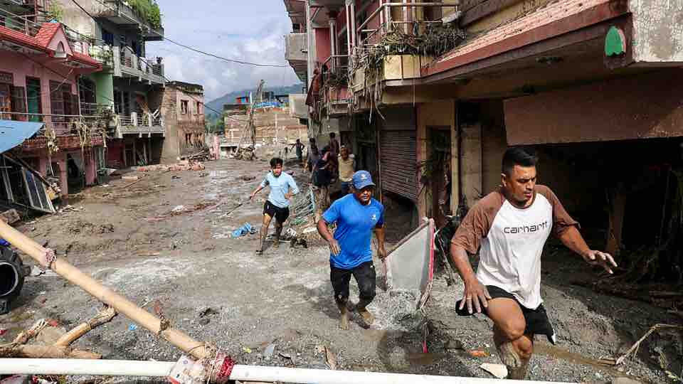 Rescatistas buscan a 1.300 desaparecidos tras las riadas mortales entre Nepal y Tíbet