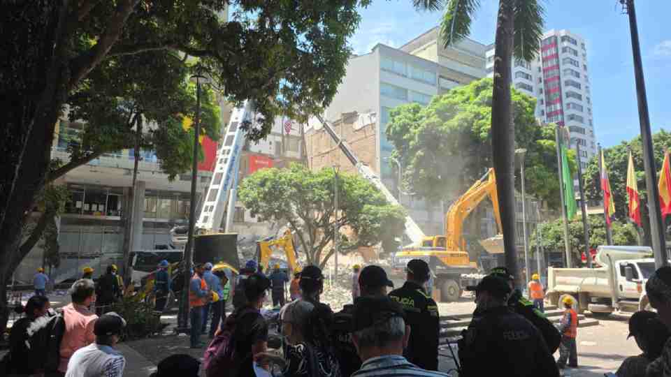 Empresas chinas despliegan maquinaria en zonas del sismo en Colombia, gobierno restringe ayuda oficial
