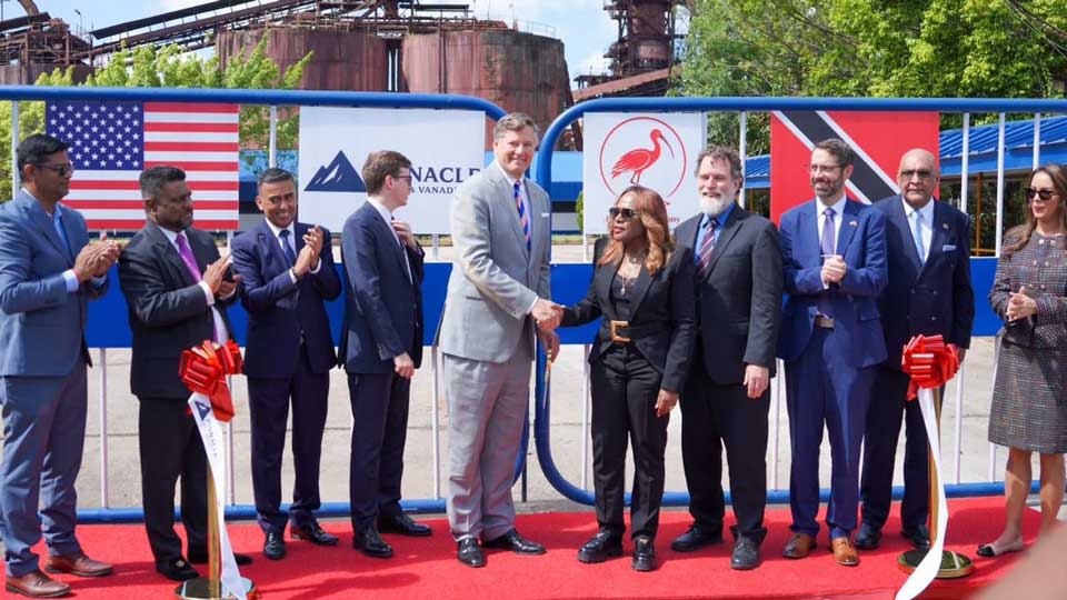 Alto funcionario de EEUU asiste a la reapertura de siderúrgica en Trinidad, con la mirada puesta en China