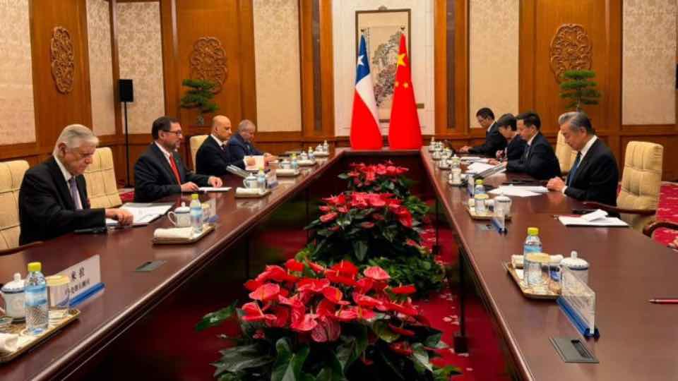 Canciller de Chile se reúne con cúpula económica de China para captar inversión en tecnología e IA