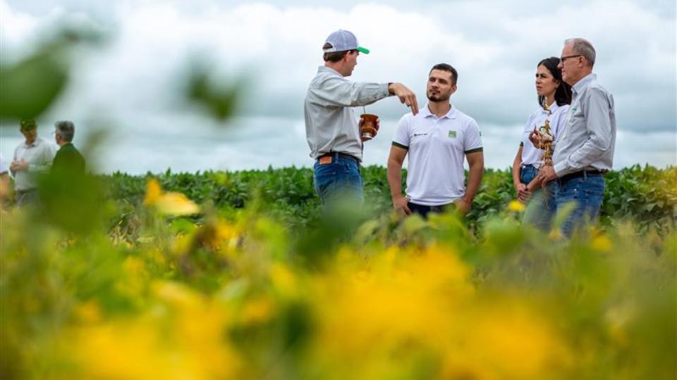La estatal china COFCO compra dos ingenios a Bunge para expandir su operación azucarera en Brasil