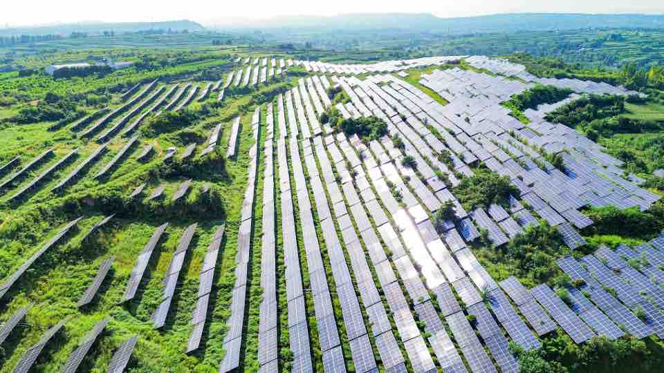 China afirma que su capacidad de energía solar superó por primera vez a la del carbón