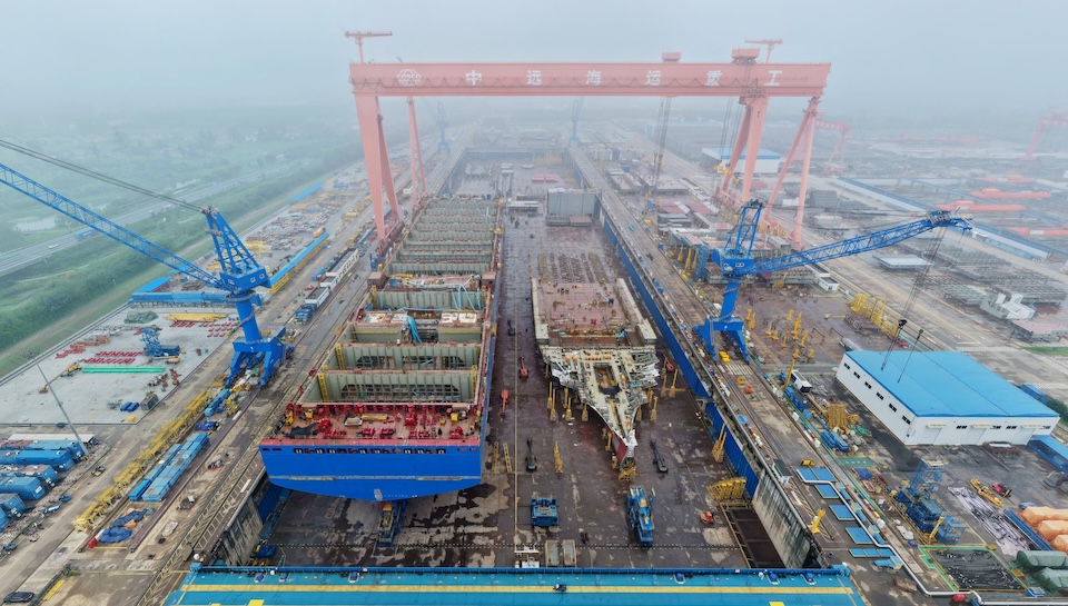 La naviera china COSCO recolecta inteligencia para Pekín con equipos ocultos, según funcionarios de EEUU